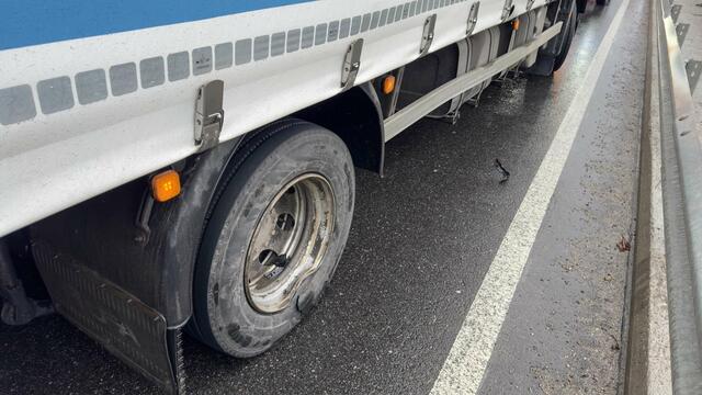 Im Kreuzungsbereich der Bundesstraße 22 kollidierte ein Auto mit einem Lastkraftwagen. | Foto: Doku NÖ