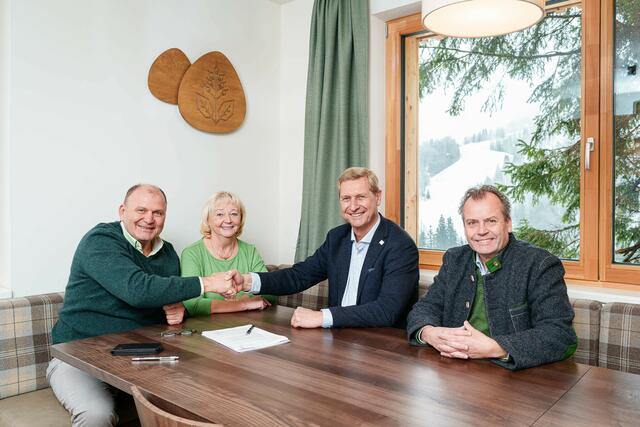 ALPS RESORTS und Riedergarten Tourismus freuen sich über die Kooperation am Nassfeld: Herbert Waldner (Eigentümer und Gründer der Riedergarten Gruppe), Elfriede Pucher (Aufsichtsrätin der Bergbahnen Nassfeld Pramollo AG), Gerhard Brix (CEO ALPS RESORTS), Bernd Rausch (Geschäftsführer der Riedergarten Immobilien Gruppe) | Foto: Roland Felber Photography