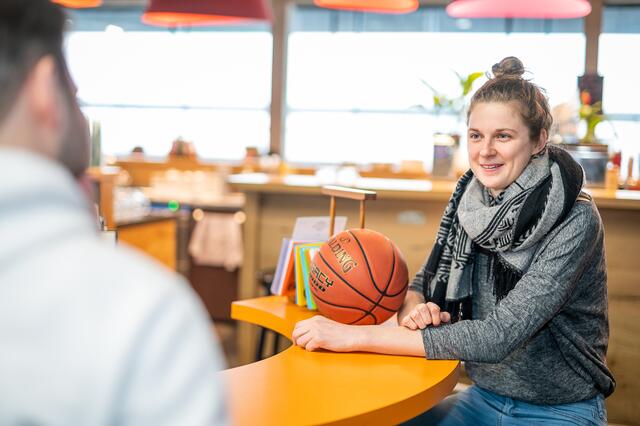 Für Camilla Neumann gehört die Kombination aus Arbeit und Spitzensport zum Alltag.  | Foto: Brand Images