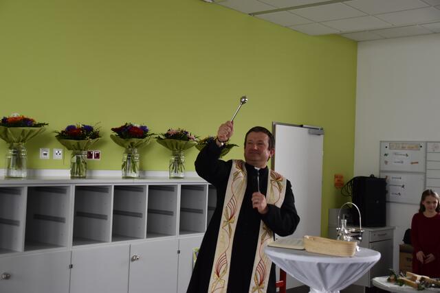 Feierliche Eröffnung des Zubaus der Volksschule in Wieselburg: Pfarrer Daniel Kostrzycki segnete das rundum erweiterte Schulgebäude. | Foto: Roland Mayr