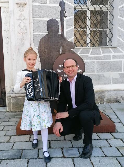 Viktoria Zarfl (Akkordeon, AG A, 1.Preis) mit ihrem Lehrer Christian Theuermann