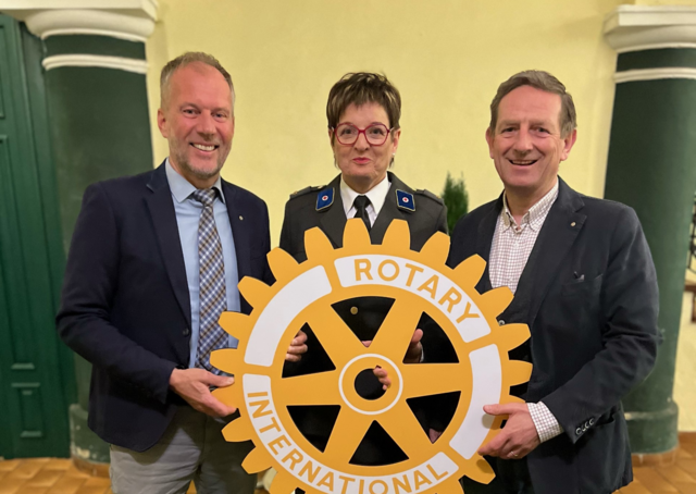 Präsident Gernot Waldner (links) und Christian Benger vom Rotary Club Völkermarkt mit "Tafel"-Koordinatorin Hildegard Krassnik | Foto: RC Völkermarkt