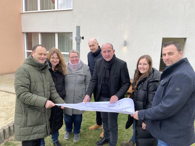 Bürgermeister Thomas Ram, Familiengemeinderätin Christina Hoffmann, das Diplomingenieurs-Trio Reinhard Drechsler, Alfred Waller, Sophie Waller sowie Schulstadtrat Thomas Bäuml | Foto: Stadtgemeinde Fischamend
