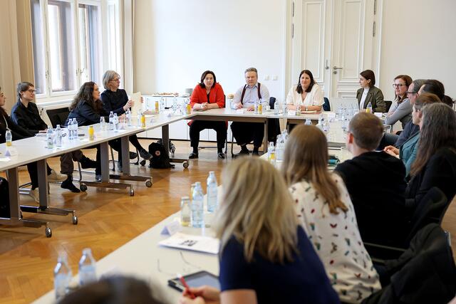 Aufgrund der aktuellen Lage gab es eine Sondersitzung des Wiener „Gewaltschutz-Jour Fixe“ im Rathaus. | Foto: Stadt Wien / Martin Votava