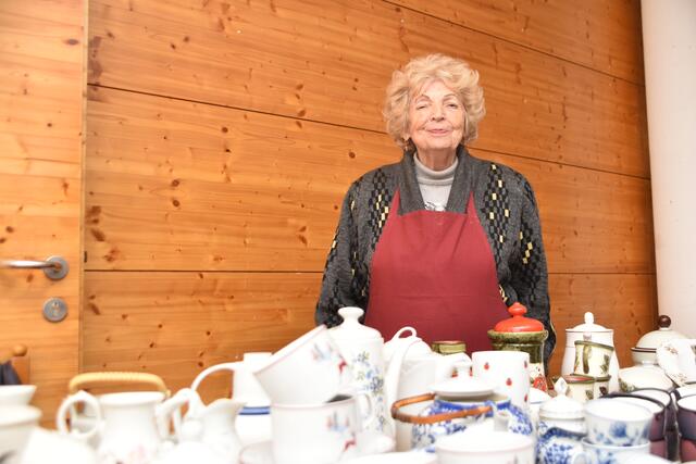 Verkäuferin Fejes ist mit dem Verkauf an Flohmarktsachen sehr zufrieden. | Foto: Kendlbacher