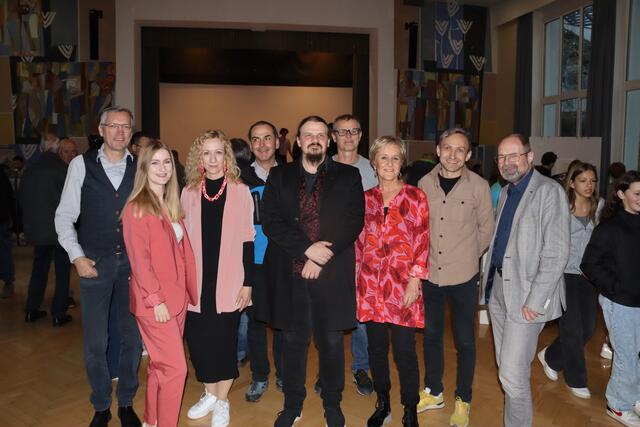 Direktor Otto Siegele (links) mit den BRG/BORG-Pädagogen Larissa Mark, Birgit Scheitter, Thomas Juen, Johannes Königsecker, Günter Lanner, Katharina Auer, Christoph Waldhart und Werner Duschek, (v.l.).  | Foto: Elisabeth Zangerl 