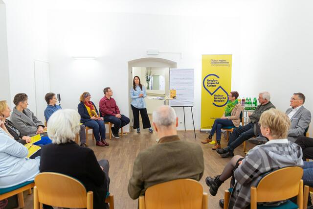 Die „Kultur braucht dich!“-Vernetzungstour fand ihren Abschluss im Schloss Orth. | Foto: Cornelia Gillmann