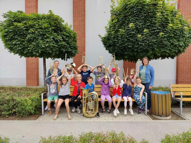 MusiSommer 2023: die ganz jungen Musikerinnen und Musiker mit ihren Lehrerinnen  | Foto: BAG Bruck/Leitha