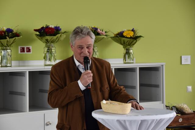 Feierliche Eröffnung des Zubaus der Volksschule in Wieselburg: Architekt Gottfried Haselmeyer berichtet über die Schwierigkeit am Beginn der Planungsarbeiten. | Foto: Roland Mayr