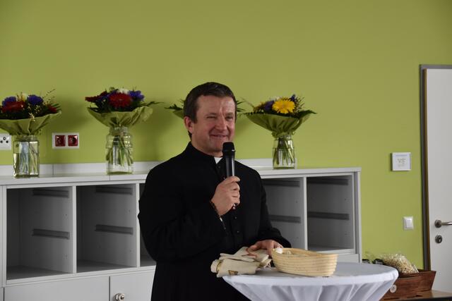 Feierliche Eröffnung des Zubaus der Volksschule in Wieselburg: Pfarrer Daniel Kostrzycki segnete das rundum erweiterte Schulgebäude. | Foto: Roland Mayr