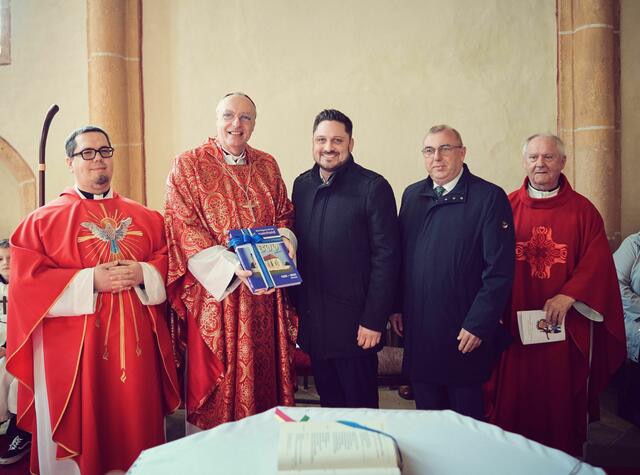 Als Willkommensgeschenk und als Erinnerung an die Visitation 2024 überreichten Bürgermeister Thomas Niklos und Vizebürgermeister Anton Klug dem Bischof Ägidius Zsifkovics eine Chronik der Marktgemeinde Unterfrauenhaid. Mit am Foto Pfarrer Thorsten Carich und Monsignore Ernst Zonschits. | Foto: Gde. Unterfrauenhaid