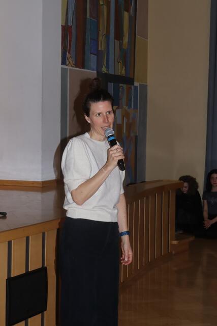 Die Kuratorin des Projekts "Kunst in die Schule", Heidi Kurz informierte über das vom Bund und Land geförderte Projekt.  | Foto: Elisabeth Zangerl 