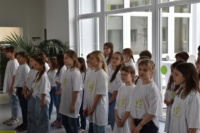 Feierliche Eröffnung des Zubaus der Volksschule in Wieselburg: Die Schüler weihten das neue Gebäude musikalisch ein. | Foto: Roland Mayr