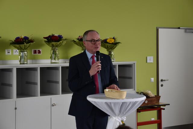 Feierliche Eröffnung des Zubaus der Volksschule in Wieselburg: Landeshauptfrau-Stellvertreter Stephan Pernkopf wurde von seinem Sohn über den Baufortschritt ständig auf dem Laufenden gehalten. | Foto: Roland Mayr