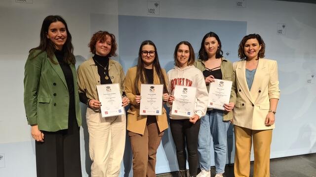 Die erfolgreichen Schülerinnen der HLW Landeck mit ihren Fremdsprachenlehrerinnen.  | Foto: HLW Landeck
