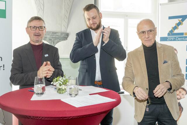 Vizebürgermeister Markus Pump, Bürgermeister Thomas Rauninger und Wirtschaftsfrühstück-Organisator Sigi Nerath (li.) freuten sich am Freitag über die zahlreichen Besucherinnen und Besucher des Wirtschaftsfrühstücks.  | Foto: Klaus Pressberger