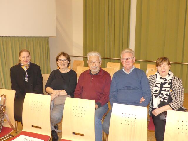 Lavinia Snajdr, Monika und Alfred Schmiedmaier, Lily und Adi Muia warten auf Konstantin. | Foto: Nina Taurok