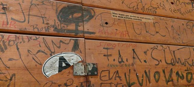 Trojanisches Pferd aus dem hitzigen Präsidentschaftswahlkampf um Waldheim - eine Nahaufnahme mit dem Spruch: "Man kann gar nicht so viel essen, wie man speiben möchte." | Foto: Zuzana Kobesova 2024