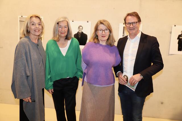 Bgm. Marcus Martschitsch mit Elfie Semotan (2.v.l.), Michaela Leutzendorff-Pakesch (2.v.r.) und Kulturreferat-Leiterin Rita Schreiner. | Foto: Alfred Mayer