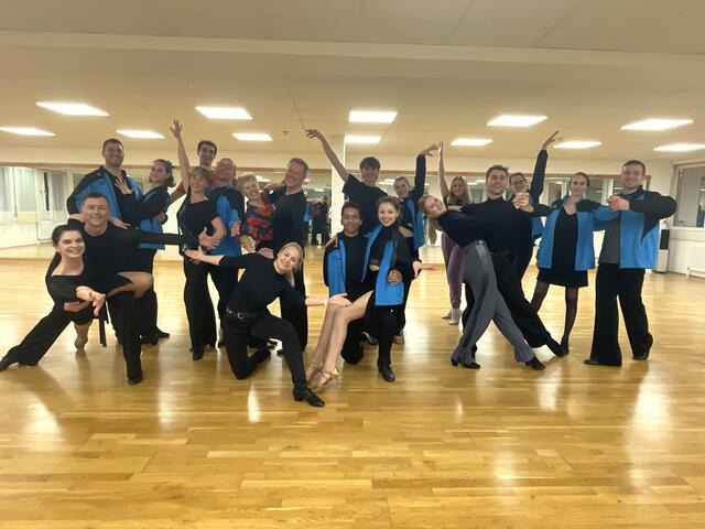 Die pure Freude an der gemeinsamen Bewegung ist den Tänzerinnen und Tänzern von Blau-Gelb Linz im Gesicht abzulesen. | Foto: TSK Blau-Gelb Linz