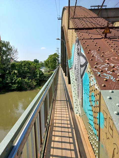 Nach den Bauarbeiten soll der Fußgängerweg am Ostbahnsteg mehr als doppelt so breit sein. | Foto: MA 29/Stadt Wien