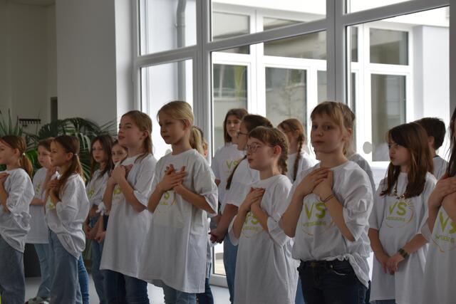 Feierliche Eröffnung des Zubaus der Volksschule in Wieselburg: Die Schüler weihten das neue Gebäude musikalisch ein. | Foto: Roland Mayr