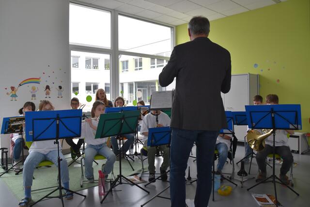 Feierliche Eröffnung des Zubaus der Volksschule in Wieselburg: Die Schüler weihten das neue Gebäude musikalisch ein. | Foto: Roland Mayr