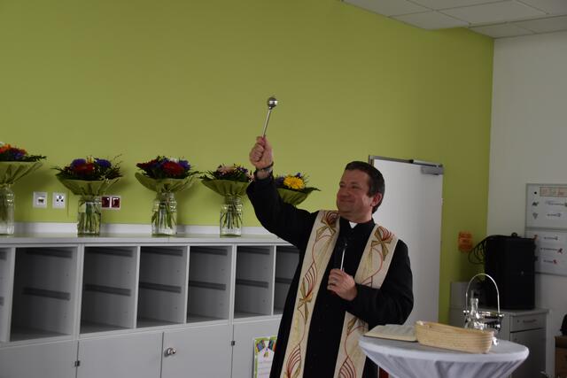 Feierliche Eröffnung des Zubaus der Volksschule in Wieselburg: Pfarrer Daniel Kostrzycki segnete das rundum erweiterte Schulgebäude. | Foto: Roland Mayr