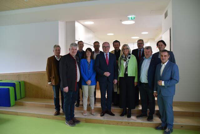 Feierliche Eröffnung des Zubaus der Wieselburger Volksschule: Die zahlreich erschienen Ehrengäste bestaunten die neuen Räumlichkeiten. | Foto: Roland Mayr