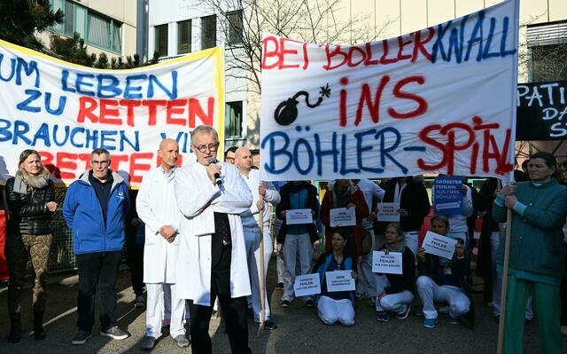 Aufgrund der überstürzten Schließung des Lorenz Böhler-Krankenhauses hagelt es von allen Seiten Kritik. Die Belegschaft hielt deswegen am Mittwochmorgen einen kurzen Warnstreik ab, bei der auch Ärztekammer Wien-Präsident Johannes Steinhart anwesend war. | Foto: HELMUT FOHRINGER / APA / picturedesk.com