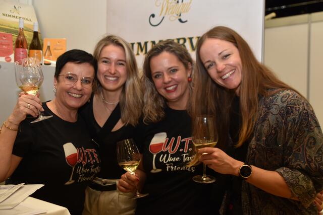 Beste Stimmung: Babsi, Theresa, Michi und Lisa sind von den Weinen der Winzer begeistert. | Foto: Kendlbacher