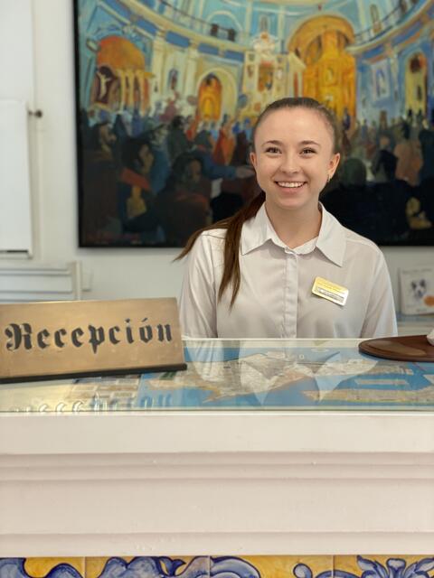 Klara Reißenbüchel an der Rezeption des Hotels Las Cortes in Cádiz. | Foto: HLW Feldbach
