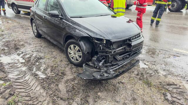 Im Kreuzungsbereich der Bundesstraße 22 kollidierte ein Auto mit einem Lastkraftwagen. | Foto: Doku NÖ