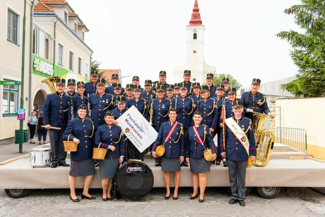 Der Fischataler Musikverein Enzersdorf/Fischa in der Uniform  | Foto: Photobi / MV Sommerein