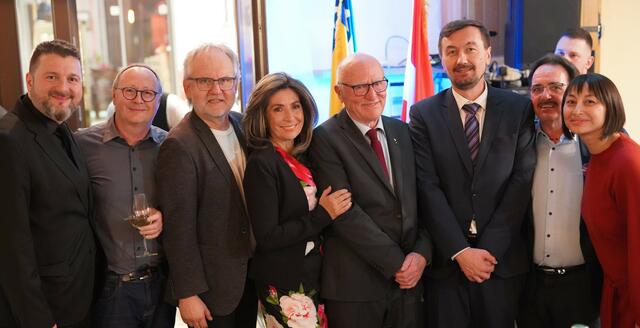Der neue Honorarkonsul mit Ehrengästen und Wegbegleitern (v.l.n.r.): Damir Saračević (Obmann ZZI), Christian Schörkhuber (ehemaliger GF der VH Flüchtlings- und MigrantInnenbetreuung), Michael Schodermayr (Vorsitzender VH OÖ), Cecilia Badivieso de Witzany (Doyen der Honorarkonsuln in OÖ), Josef Weidenholzer, Siniša Bencun (Botschafter von BIH in Österreich), Erich Wahl (als Vertreter der Stadt Linz) und Jasmine Chansri (Geschäftsführerin der Volkshilfe OÖ). 
 | Foto: ZZI / VH OÖ 