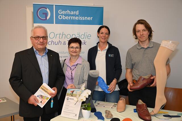 Auch Bürgermeister Köck und Vzbgm Dagmar Händler überzeugten sich vom umfangreichen Angebot. | Foto: Gemeinde Gumpoldskirchen
