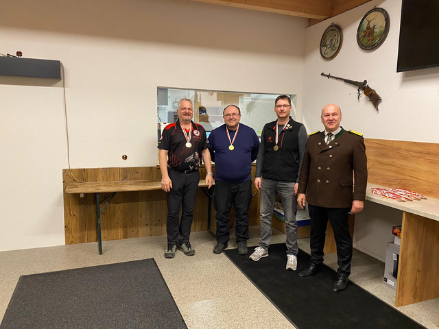 Die Sieger der Tiroler Landesmeisterschaften PPC1500 an der Schützengilde Kundl:

Disziplin Pistol1500
V.l.n.r.: 
Roland Kwiatkowski / Josef Achorner jun. / Martin Kögl (alle SG Hopfgarten)
Peter Schinnerl (Landessportleiter SGKP) | Foto: SG Kundl