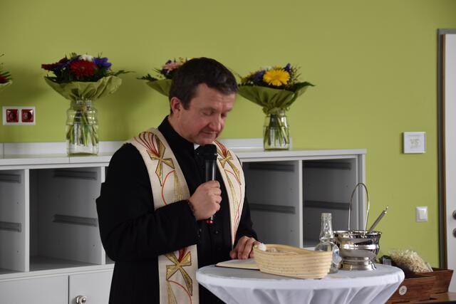 Feierliche Eröffnung des Zubaus der Volksschule in Wieselburg: Pfarrer Daniel Kostrzycki segnete das rundum erweiterte Schulgebäude. | Foto: Roland Mayr