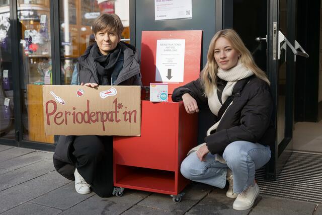 Schauspielerin Valerie Huber (r.) und Leiterin der Caritas Sozialberatungsstelle Doris Anzengruber unterstützen die Aktion. | Foto: Maximilian Spitzauer/rmw