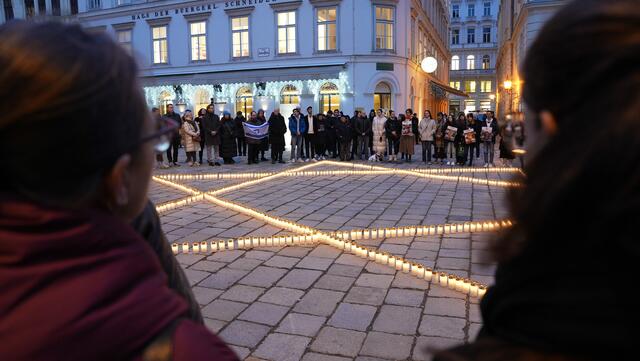 Ein Davidstern erstrahlte Donnerstagabend am Wiener Judenplatz. Ein Zeichen des stillen Gedenkens der Opfer der Hamas. | Foto: Andreas Pölzl/RMW