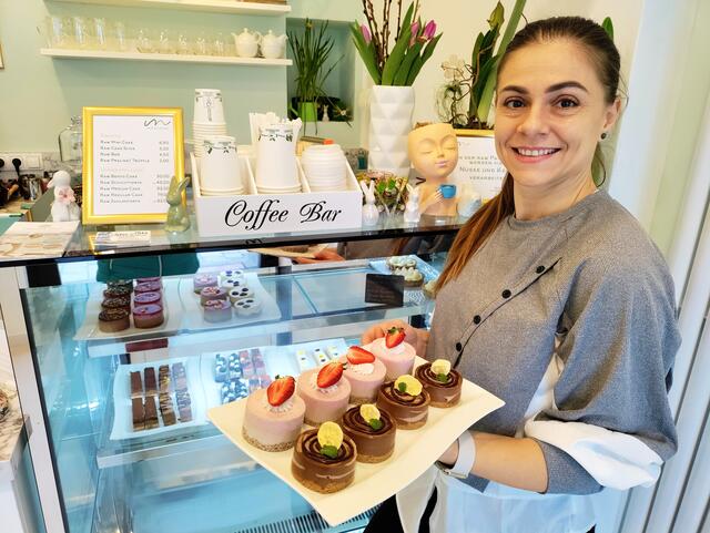 Monica Popa zaubert köstliche rohe Delikatessen in ihrem neuen Lokal „mraw delicious“ am Wieserfeldplatz. | Foto: TIC Steyr