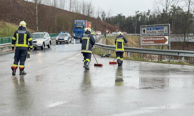 Aufräumarbeiten nach dem Verkehrsunfall in Saffen: Im Kreuzungsbereich der Bundesstraße 22 kollidierte ein Auto mit einem Lastkraftwagen. | Foto: Doku NÖ