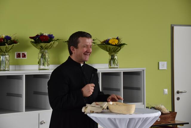 Feierliche Eröffnung des Zubaus der Volksschule in Wieselburg: Pfarrer Daniel Kostrzycki segnete das rundum erweiterte Schulgebäude. | Foto: Roland Mayr