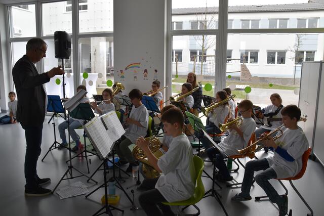 Feierliche Eröffnung des Zubaus der Volksschule in Wieselburg: Die Schüler weihten das neue Gebäude musikalisch ein. | Foto: Roland Mayr