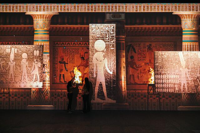 Besuchende der Marx Halle reisen direkt vom Sankt Marx Viertel ins alte Ägypten. | Foto: Philipp Lipiarski