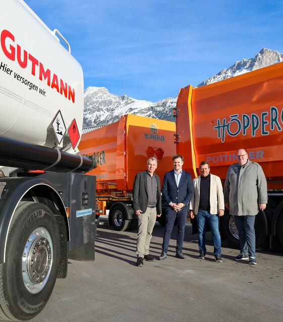 Die Tiroler Familienunternehmen Höpperger Umweltschutz und Gutmann setzen auf die Kraft des HVO-Treibstoffes. v.l.n.r. Werner Marth (Gutmann), Alexander Gutmann, Harald und Stefan Höpperger
 | Foto: Höpperger Umweltschutz