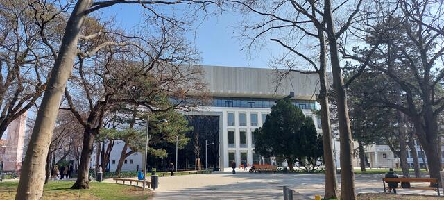 Platzerl vor dem Museum - leider etwas verbetoniert.  | Foto: Zuzana Kobesova 2024