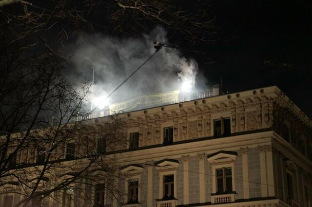 "Für Remigration" war auf dem Banner zu lesen. Doch wie schafften es die Identitären auf das Dach des Palais? | Foto: Leserreporter L. F.