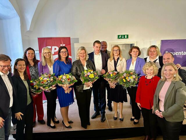 Nationalrat Rudolf Silvan, LAbg. Kerstin Suchan-Mayr, Dir. AK Bettina Heise, Bgm. Monika Obereigner-Sivec, Nationalrätin Melanie Erasim, Landesfrauenvorsitzende, LAbg. Elvira Schmidt, Landesparteivorsitzender, Landesrat Sven Hergovich, Nationalrätin Petra Tanzler,  Bezirksfrauenvorsitzende Sabine Hofireck, LAbg. Kathrin Schindele, 3. Präsidentin des NÖ LT, Eva Prischl, Bezirksvorsitzender, LAbg. Rene Zonschitz, 
Bundesrätin Doris Hahn (v.l.). | Foto: SPÖ NÖ