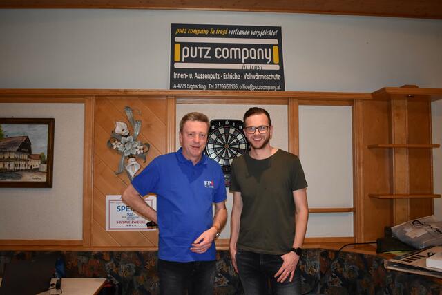 Ortsparteiobmann Anton Hamedinger (l.) mit dem Zweitplatzierten der Dartrunde, Daniel Tomandl.
 | Foto: FPÖ St. Aegidi